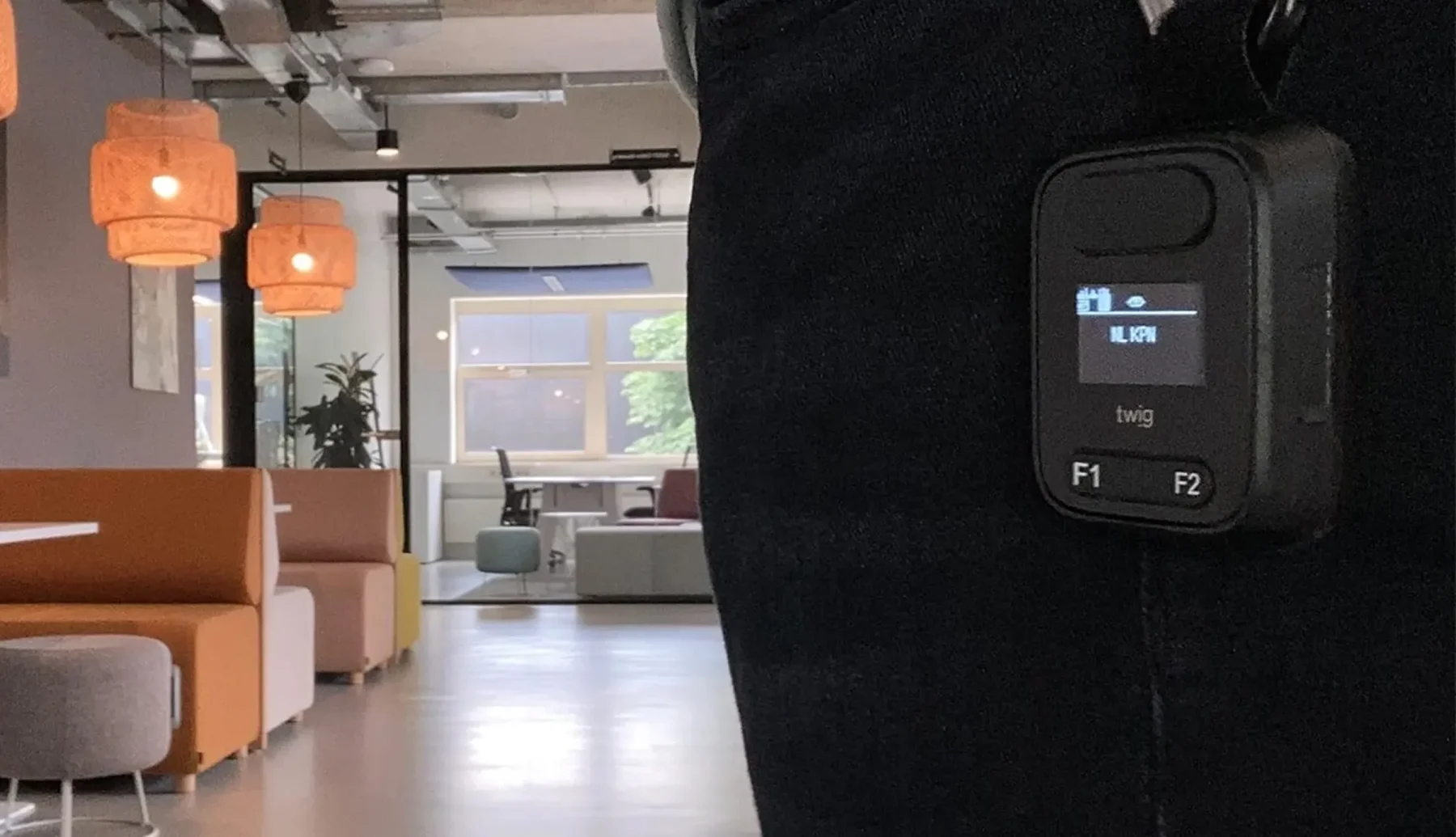 Secure Cube aan broek