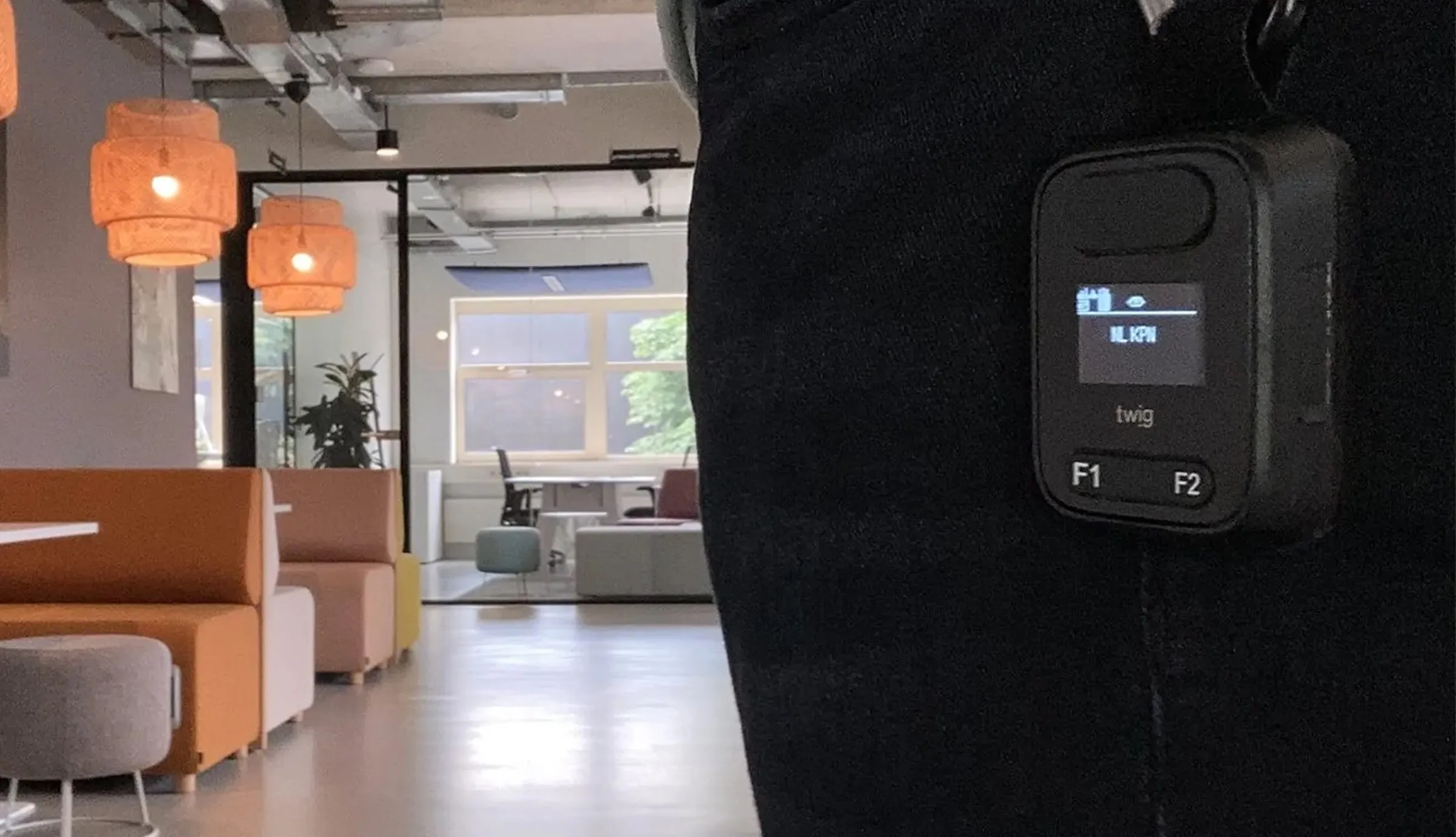 Secure Cube aan broek