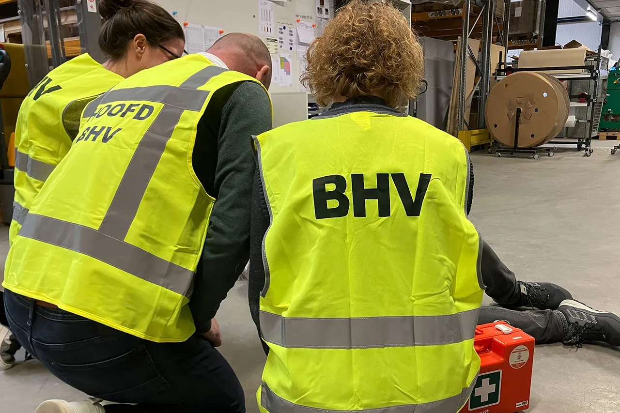 BHV team bij slachtoffer in fabriek