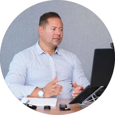 Medewerker dennis in een video call