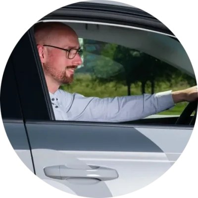 Medewerker Sjoerd achter het stuur