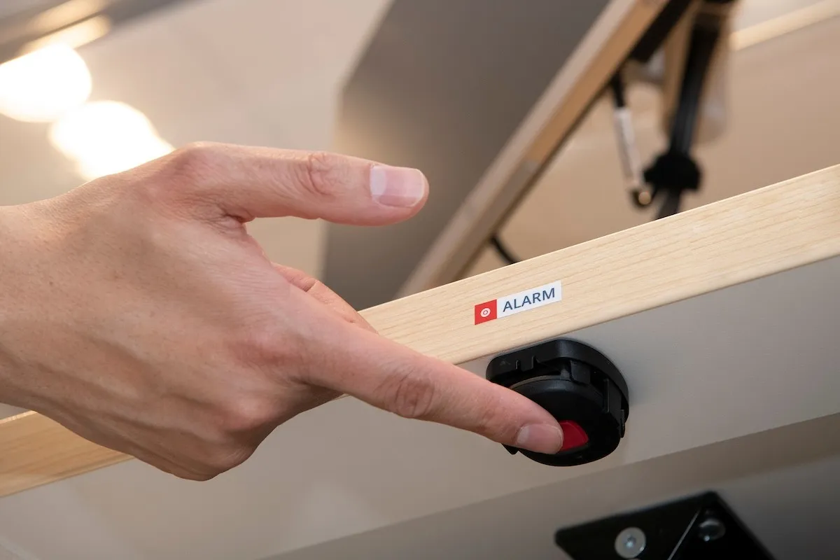 De Remote Button onder een bureau om discreet te alarmeren.