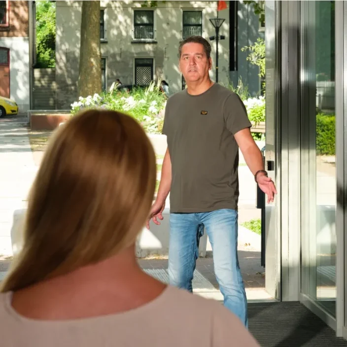 Agressieve man komt gebouw binnen