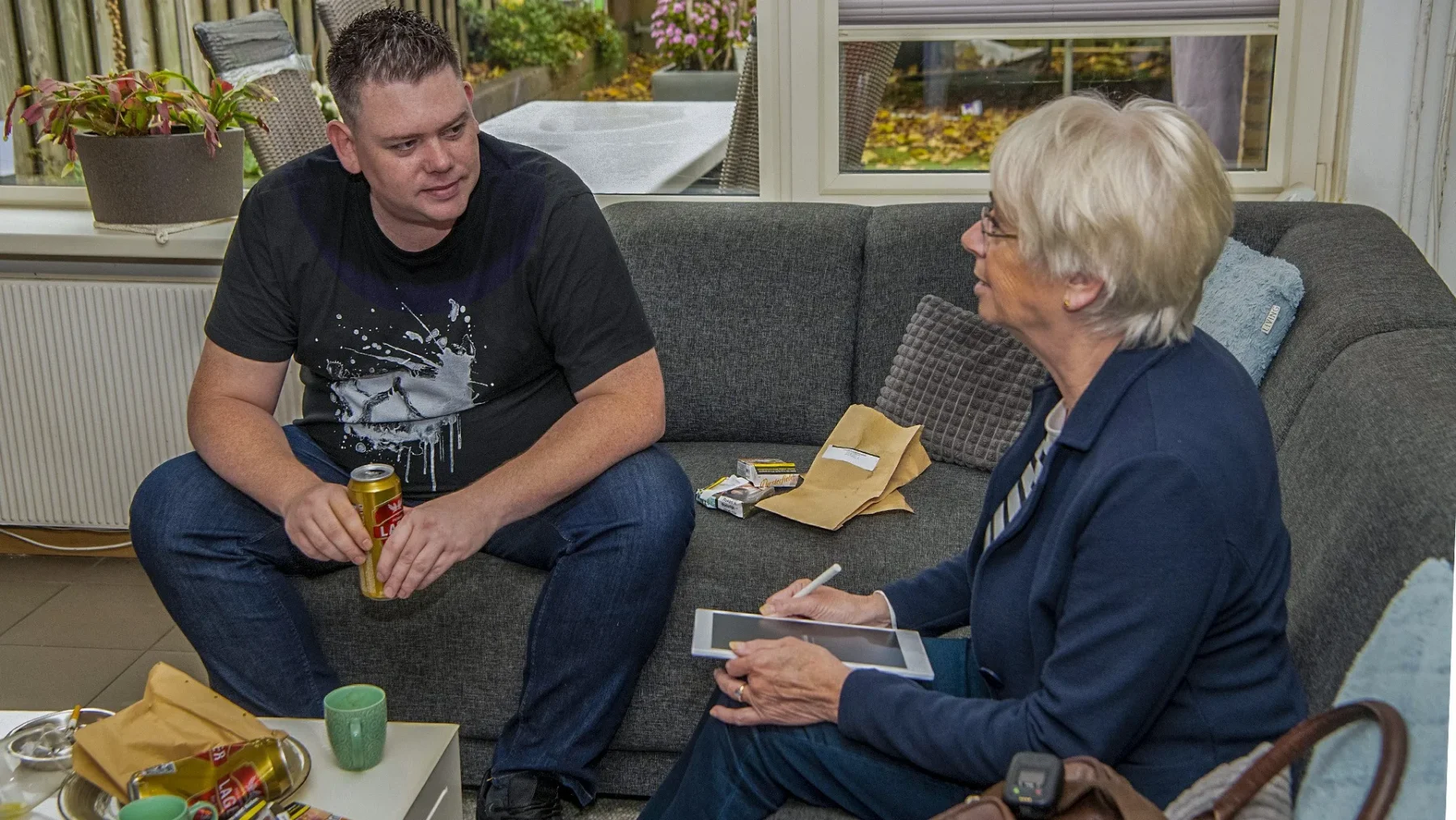 hulpverlener op huisbezoek bij client