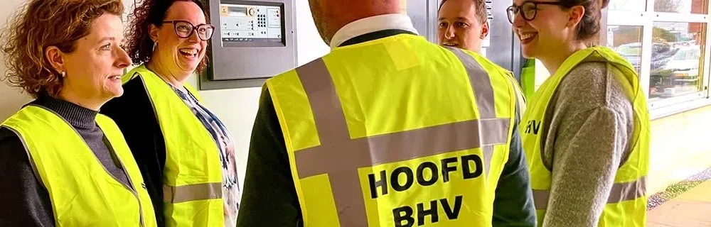 BHV team staat verzameld bij de brandmeldcentrale