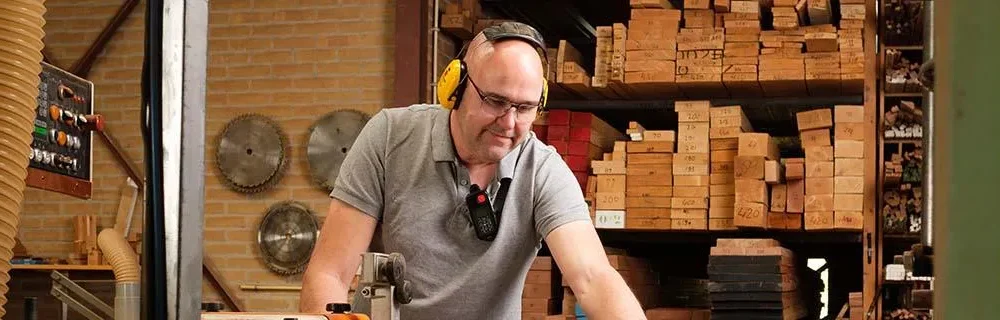 Timmerman aan het werk in de werkplaats