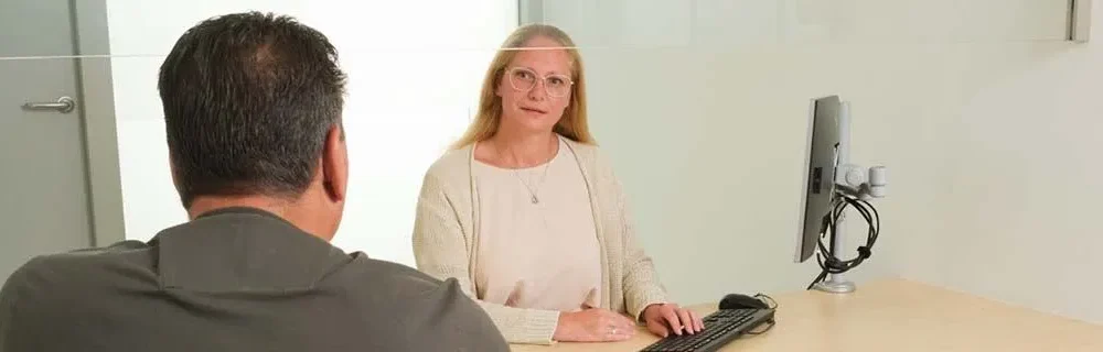 zorgprofessional in gesprek met patiënt