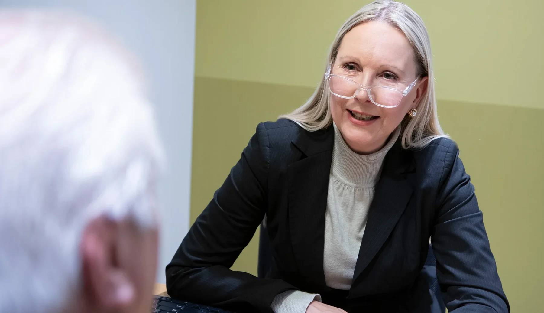 Vrouw met bril in consult