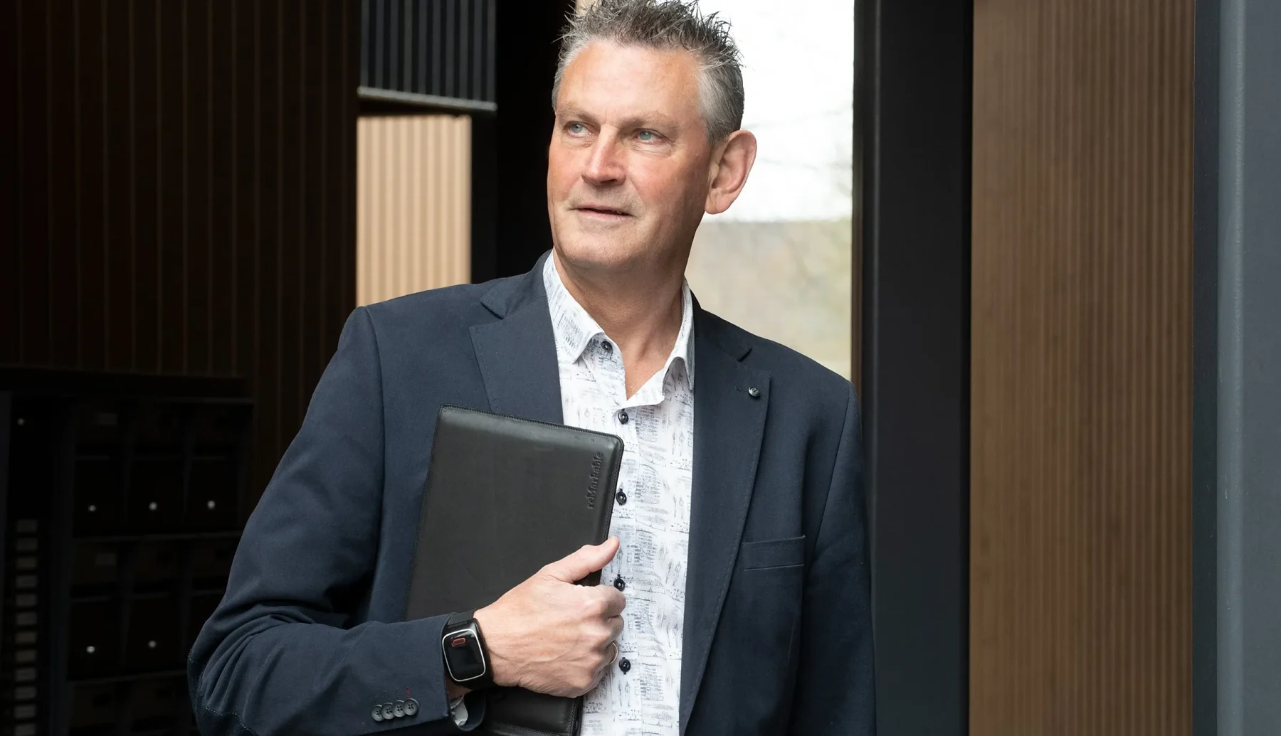 Deurwaarder met veiligheids horloge