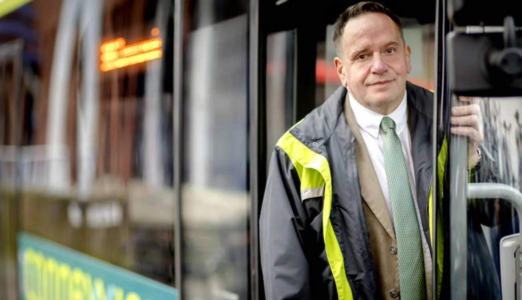 buschauffeur in deuropening