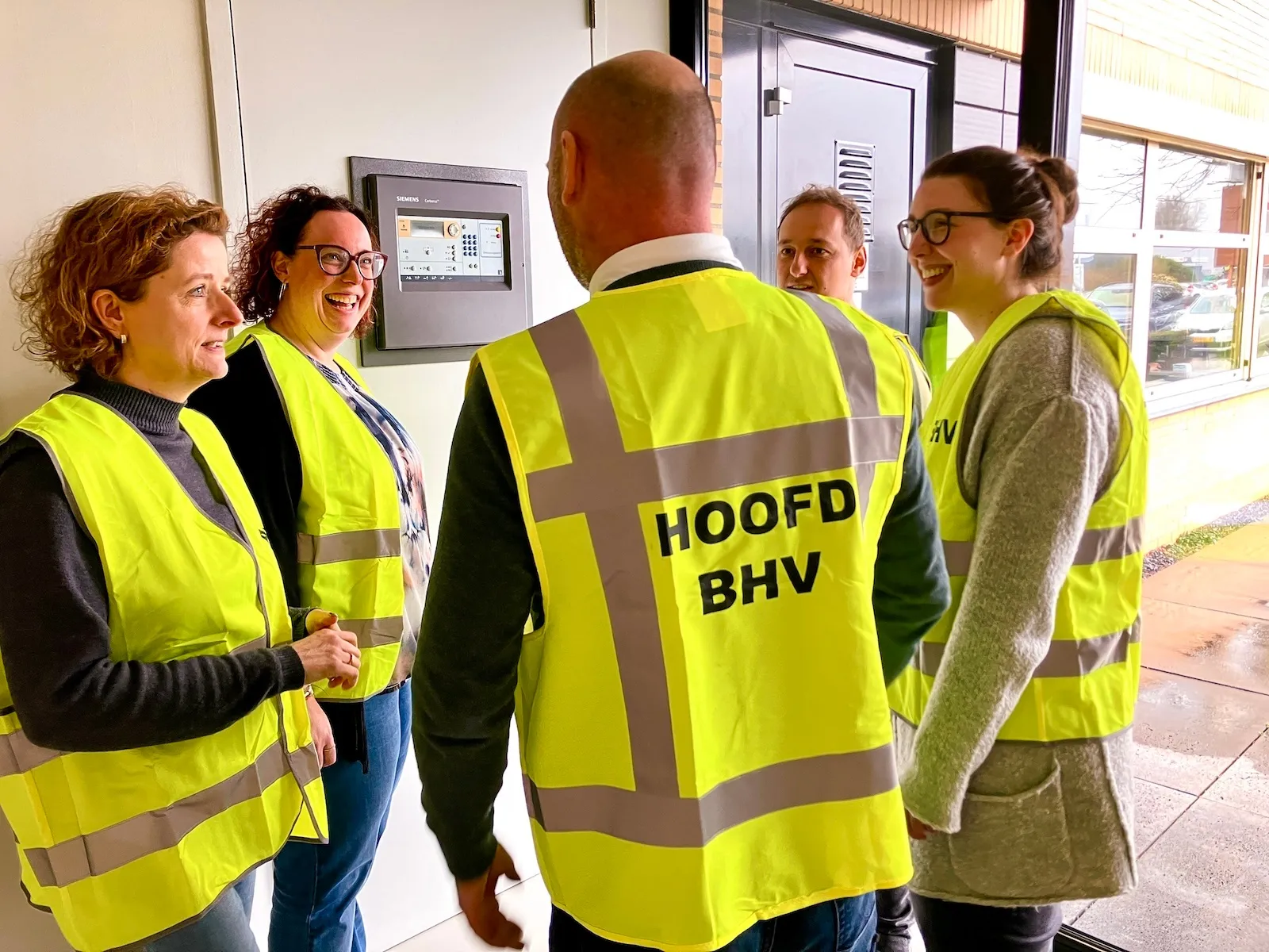 BHV Team bij brandmeldcentrale