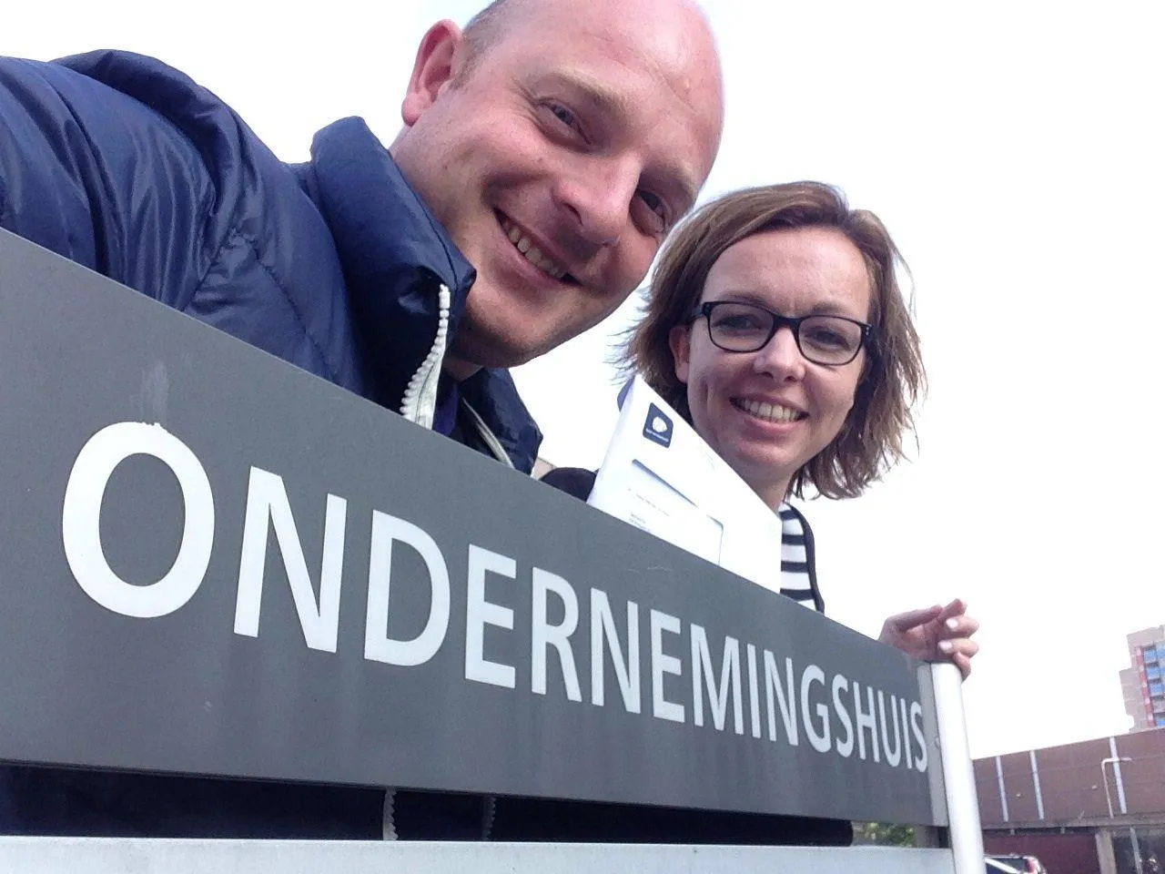 Thijs en Beate inschrijven KVK