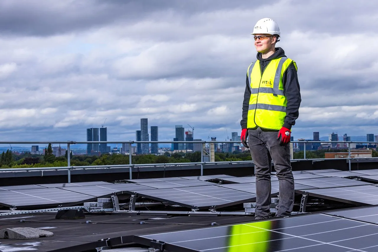 Installateur van zonnepanelen alleen op een dak.