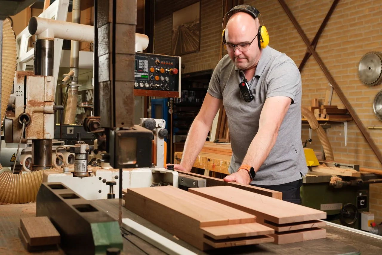 Alleenwerker in een fabriek bij een freesmachine