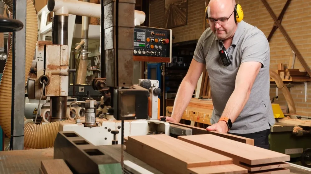 alleenwerker in de industrie achter een freesmachine.
