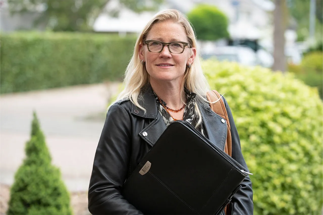 Medewerker publieke dienstverlening vertrouwt op noodknop