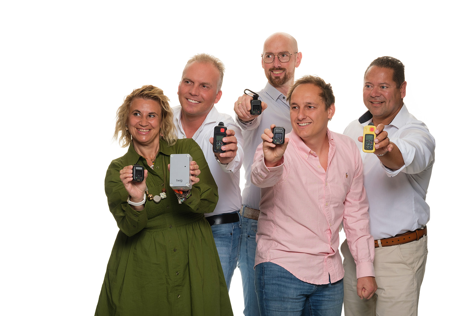 Het salesteam van Secure2Go waarbij ze allemaal een Twig apparaat laten zien voor persoonsalarmering
