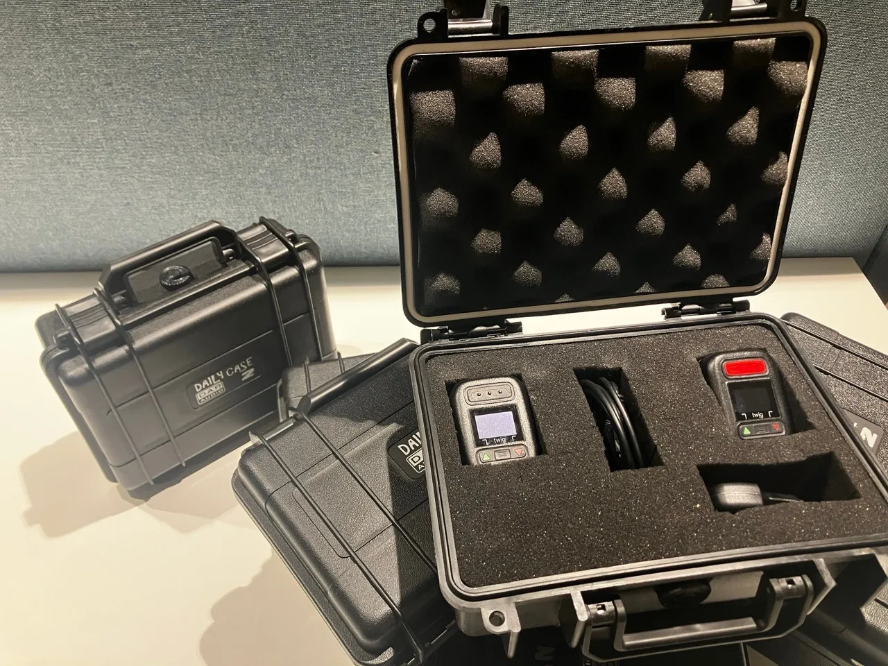 Een kleine hardcase koffer met twee alarmknoppen om uit te proberen