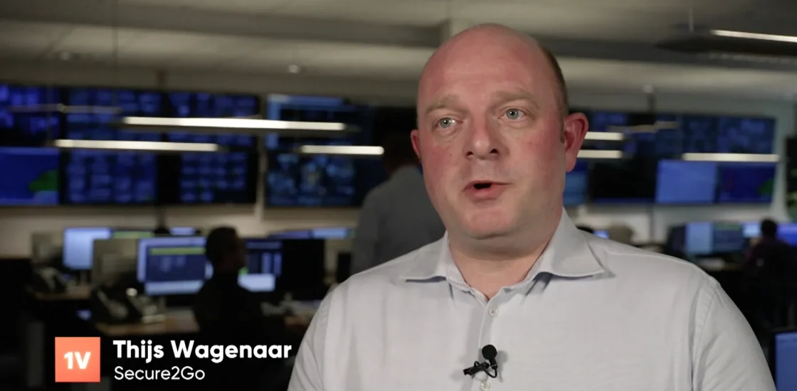 Thijs Wagenaar wordt geïnterviewd over agressie alarmering door een journalist van het televisieprogramma 1Vandaag van NPO 1.